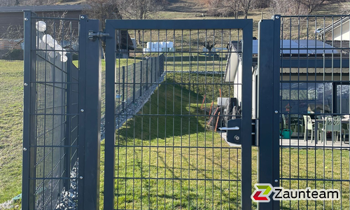 Doppelstabmattentor 1-flüglig wurde in Erde von Zaunteam Wallis, Niedergesteln im Jahr 2026 erstellt.