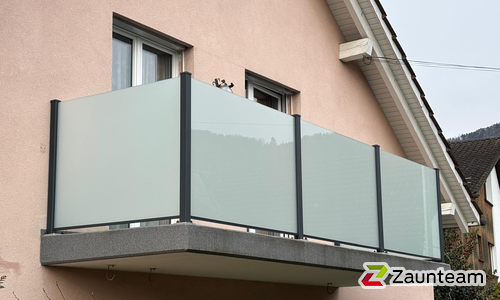 Glas Geländer wurde in Rebstein von Zaunteam Rheintal, Widnau im Jahr 2025 erstellt.