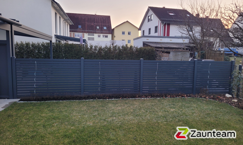 Alu Varioprofil Rechteck, Aluminiumpfosten vierkant 65 x 65 mm einbetoniert wurde in Roßwälden von Zaunteam Fenzhöfe Oberwälden, Oberwälden im Jahr 2025 erstellt.