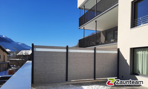 Alu Varioprofil glatt mit Aluminiumpfosten vierkant 85 x 85 mm in Ausparung wurde in Lalden von Zaunteam Wallis, Niedergesteln im Jahr 2022 erstellt.