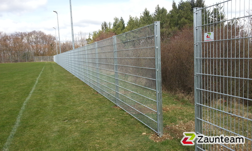 Doppelstabmatten schwer verzinkt mit Pfosten 40x60 verzinkt mit Abdeckleisten einbetoniert wurde in Vaihingen-Aurich von Zaunteam Neckar-Enz, Sachsenheim im Jahr 2018 erstellt.