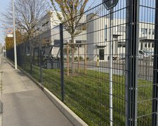 Doppelstabmatten leicht feuerverzinkt und anthrazit beschichtet mit Pfosten 60 x 40 mit Abdeckleisten einbetoniert wurde in Satigny von Swissclôture Genève, Bellevue im Jahr 2020 erstellt.