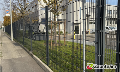 Doppelstabmatten leicht feuerverzinkt und anthrazit beschichtet mit Pfosten 60 x 40 mit Abdeckleisten einbetoniert wurde in Satigny von Swissclôture Genève, Bellevue im Jahr 2020 erstellt.