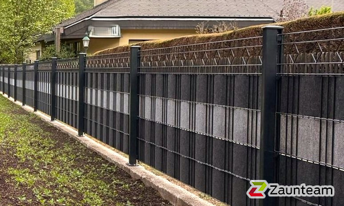 Deko-Doppelstabmatten Stuttgart anthrazit mit Pfosten 40x60 anthrazit mit Abdeckleisten mit Fussplatte wurde in Gloggnitz von Zaunteam Schneebergland, Gloggnitz im Jahr 2026 erstellt.