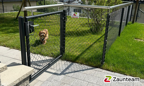 Diagonalgeflecht anthrazit metallic mit Rohrpfosten anthrazit metallic einbetoniert wurde in Appenzell von Zaunteam Appenzellerland, Wasserauen im Jahr 2024 erstellt.