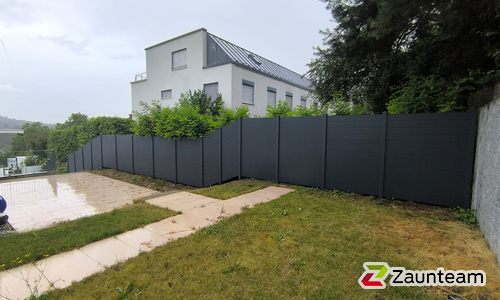 Alu Varioprofil Sonderfüllung mit Aluminiumpfosten vierkant 85 x 85 mm einbetoniert wurde in Winterthur von Zaunteam Neftenbach, Neftenbach im Jahr 2025 erstellt.