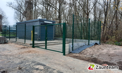 Doppelstabmatten schwer vorverzinkt und grün beschichtet mit Pfosten Vario einbetoniert wurde in Wedel von Zaunteam Elbe-Pinnau, Hamburg-Rissen im Jahr 2024 erstellt.