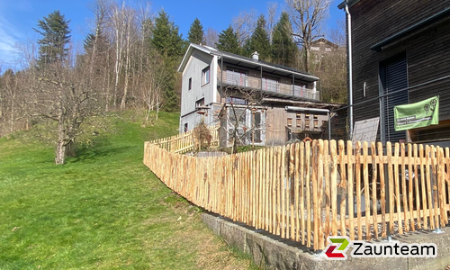 Natur-Staketenzaun aus Kastanie wurde in Gais von Zaunteam Appenzellerland, Wasserauen im Jahr 2024 erstellt.