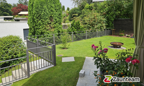 Staketengeländer ohne Handlauf wurde in Kloten von Zaunteam Neftenbach, Neftenbach im Jahr 2025 erstellt.