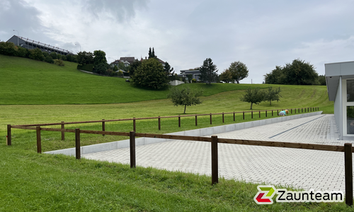 Halbrundlattenzaun mit Lärchenkantpfosten braun wurde in Herisau von Zaunteam Appenzellerland, Wasserauen im Jahr 2025 erstellt.