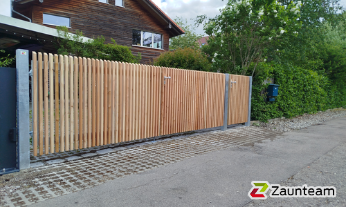 Holztor / Metall-Holztor wurde in Gröbenzell von Zaunteam Ammersee, Hofstetten im Jahr 2026 erstellt.