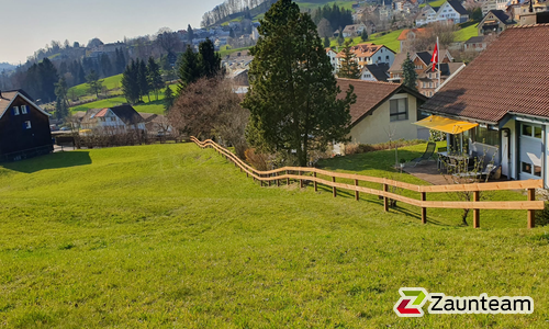 Bohlenzaun mit Lärchenkantpfosten braun wurde in Teufen  von Zaunteam Appenzellerland, Weissbad im Jahr 2020 erstellt.