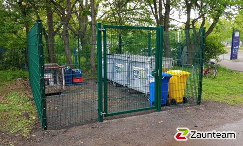 Doppelstabmatten schwer feuerverzinkt und grün beschichtet mit Pfosten 60 x 40 mit Abdeckleisten einbetoniert wurde in Leipzig von Zaunteam Leipzig, Leipzig im Jahr 2024 erstellt.