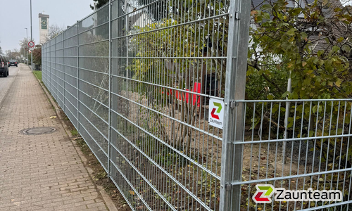 Doppelstabmatten schwer verzinkt mit Pfosten 40x60 verzinkt mit Abdeckleisten einbetoniert wurde in March von Zaunteam Breisgau, Waldkirch-Kollnau im Jahr 2026 erstellt.