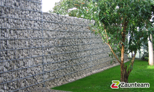 Gabionen mit vierkant Stahlpfosten wurde in Wutöschingen von Zaunteam Granacher, Lauchringen im Jahr 2014 erstellt.
