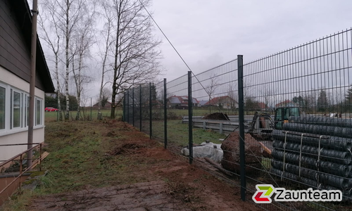 Doppelstabmatten leicht verzinkt mit Pfosten 40x60 verzinkt mit Abdeckleisten einbetoniert wurde in Bruchmühlbach-Miesau von Zaunteam Saar-Pfalz, Bruchmühlbach-Miesau im Jahr 2021 erstellt.