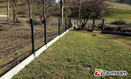 Doppelstabmatten leicht vorverzinkt und anthrazit beschichtet mit Pfosten Vario einbetoniert wurde in Hartberg von Zaunteam Oststeiermark, Grafendorf bei Hartberg im Jahr 2025 erstellt.