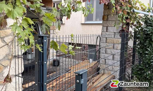 Doppelstabmatten leicht verzinkt mit Pfosten 40x60 verzinkt mit Abdeckleisten einbetoniert wurde in Halle von Zaunteam Halle, Halle im Jahr 2025 erstellt.