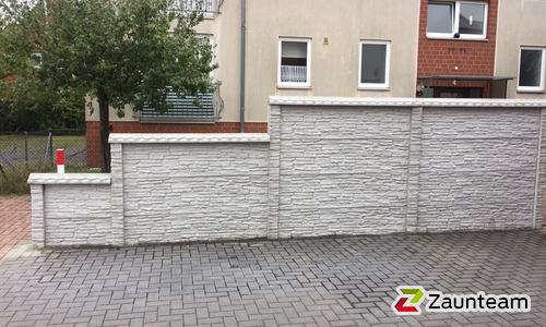 Betonzaun mit Bruchstein Optik wurde in Seelze von Zaunteam Schaumburger Land, Stadthagen im Jahr 2018 erstellt.
