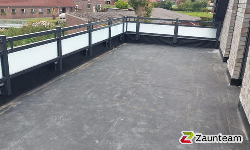 Aluminium Geländer Classic mit Aluminiumpfosten vierkant RAL Standardfarbe Frontmontage wurde in Aurich von Zaunteam Ostfriesland, Südbrookmerland im Jahr 2026 erstellt.
