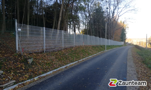 Doppelstabmatten schwer verzinkt mit Pfosten 40x60 verzinkt mit Abdeckleisten einbetoniert wurde in Maria Anzbach von Zaunteam Wienerwald, Unter-Oberndorf im Jahr 2023 erstellt.