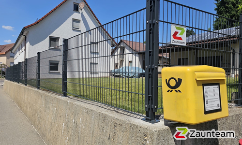 Doppelstabmatten schwer feuerverzinkt und anthrazit beschichtet mit Pfosten 60 x 40 mit Abdeckleisten mit Fussplatte wurde in Pfullendorf von Zaunteam Obere Donau-Bodensee, Sauldorf-Krumbach im Jahr 2026 erstellt.