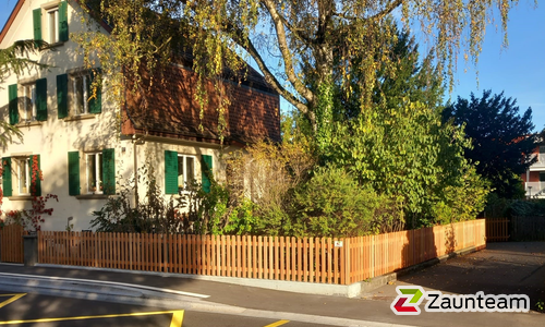 Lärchenzaun gerade mit T-Stahlpfosten verzinkt in Aussparung wurde in Winterthur  von Zaunteam Neftenbach, Neftenbach im Jahr 2025 erstellt.