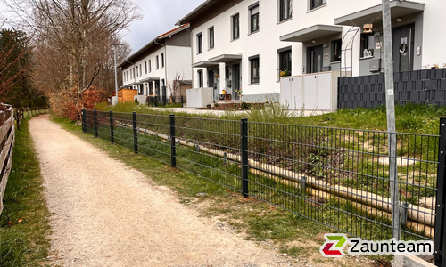 Doppelstabmatten schwer feuerverzinkt und anthrazit beschichtet mit Pfosten 60 x 40 mit Abdeckleisten einbetoniert wurde in Pfronten von Zaunteam Allgäu, Bad Hindelang - Unterjoch im Jahr 2025 erstellt.