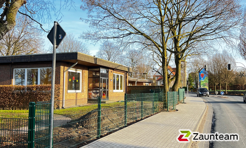 Doppelstabmatten leicht feuerverzinkt und grün beschichtet mit Pfosten 60 x 40 mit Abdeckleisten einbetoniert wurde in Belm von Zaunteam Osnabrücker Land, Belm im Jahr 2025 erstellt.