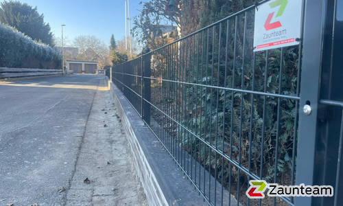 Doppelstabmatten schwer feuerverzinkt und anthrazit beschichtet mit Pfosten 60 x 40 mit Abdeckleistenmit Fussplatte wurde in Söhlde von Zaunteam Weser-Leine, Salzhemmendorf im Jahr 2022 erstellt.