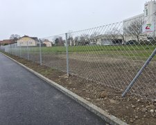 Diagonalgeflecht verzinkt mit Rohrpfosten verzinkt einbetoniert wurde in Eysins von Swissclôture Genève, Bellevue im Jahr 2026 erstellt.