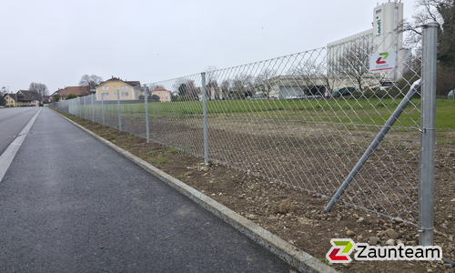 Diagonalgeflecht verzinkt mit Rohrpfosten verzinkt einbetoniert wurde in Eysins von Swissclôture Genève, Bellevue im Jahr 2026 erstellt.