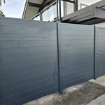 Alu Varioprofil glatt mit Aluminiumpfosten vierkant 85 x 85 mm einbetoniert wurde in Fruthwilen von Zaunteam Thurgau, Felben im Jahr 2025 erstellt.