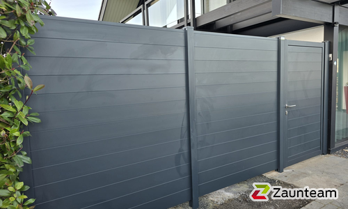 Alu Varioprofil glatt mit Aluminiumpfosten vierkant 85 x 85 mm einbetoniert wurde in Fruthwilen von Zaunteam Thurgau, Felben im Jahr 2025 erstellt.