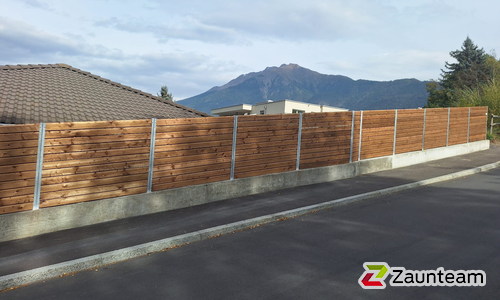 Sichtschutz aus Bohlen mit Zwischenraum mit U-Stahl Profil Pfosten wurde in Brig-Glis von Zaunteam Wallis, Niedergesteln im Jahr 2025 erstellt.