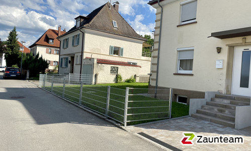 Doppelstabmatten schwer verzinkt mit Pfosten 40x60 verzinkt mit Abdeckleisten mit Fussplatte wurde in Riedlingen von Zaunteam Oberschwaben, Obermarchtal im Jahr 2022 erstellt.