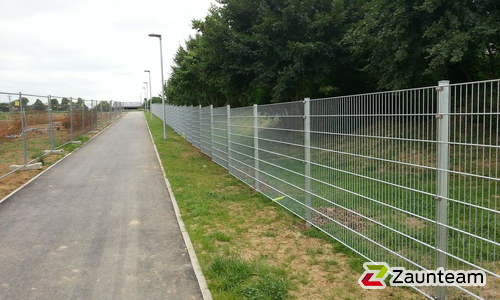 Doppelstabmatten leicht verzinkt mit Pfosten Vario verzinkt einbetoniert wurde in Sachsenheim von Zaunteam Neckar-Enz, Sachsenheim im Jahr 2014 erstellt.
