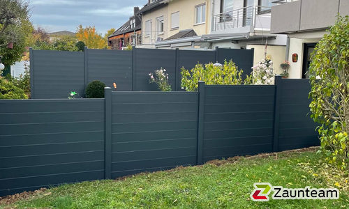 Alu Varioprofil Sonderfüllung mit Aluminiumpfosten vierkant 85 x 85 mm in Aussparung wurde in Koblenz von Zaunteam Koblenz, Winningen im Jahr 2025 erstellt.