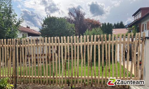 Natur-Staketenzaun aus Kastanie wurde in Sonthofen von Zaunteam Allgäu, Bad Hindelang - Unterjoch im Jahr 2023 erstellt.