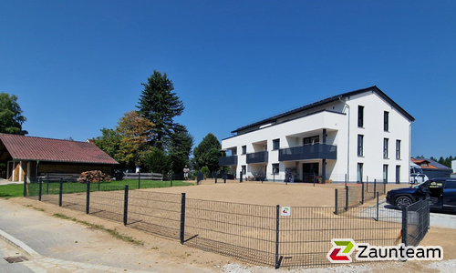 Doppelstabmatten leicht feuerverzinkt und anthrazit beschichtet mit Pfosten 60 x 40 mit Abdeckleisten einbetoniert wurde in Rinchnach von Zaunteam Regen, Regen im Jahr 2025 erstellt.