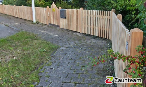 Lärchenzaun gerade mit Lärchenvierkantpfosten wurde in Coburg von Zaunteam Coburg, Coburg-Scheuerfeld im Jahr 2025 erstellt.
