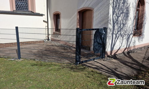 Doppelstabmattentor 1-flüglig wurde in Stetten a.k.M. von Zaunteam Obere Donau-Bodensee, Sauldorf-Krumbach im Jahr 2026 erstellt.