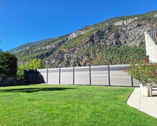  WPC Sichtschutz Discrétion / einbetoniert wurde in Visp von Zaunteam Wallis, Niedergesteln im Jahr 2025 erstellt.