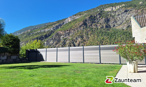  WPC Sichtschutz Discrétion / einbetoniert wurde in Visp von Zaunteam Wallis, Niedergesteln im Jahr 2025 erstellt.