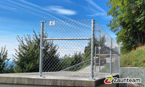 Diagonalgeflecht verzinkt mit Rohrpfosten verzinkt mit Fussplatte (CH) wurde in Susten von Zaunteam Wallis, Niedergesteln im Jahr 2024 erstellt.