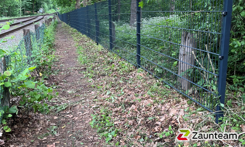Doppelstabmatten schwer feuerverzinkt und anthrazit beschichtet mit Pfosten 60 x 40 mit Bügel einbetoniert wurde in Ratekau von Zaunteam Südostholstein, Högersdorf im Jahr 2026 erstellt.
