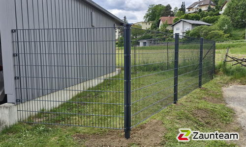 Doppelstabmatten schwer feuerverzinkt und anthrazit beschichtet mit Pfosten 60 x 40 mit Abdeckleisten einbetoniert wurde in Bad Kleinkirchheim von Zaunteam Kärnten-Mitte, Arnoldstein im Jahr 2026 erstellt.
