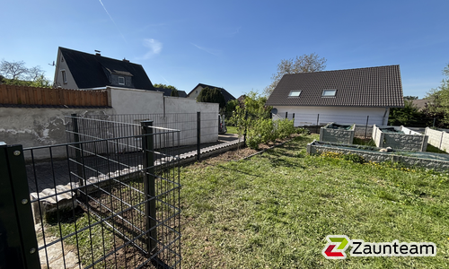 Doppelstabmatten leicht vorverzinkt und anthrazit beschichtet mit Pfosten 60 x 40 mit Abdeckleisten einbetoniert wurde in Saffig von Zaunteam Koblenz, Winningen im Jahr 2025 erstellt.