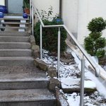 Edelstahl Handlauf geneigt einbetoniert wurde in Engelsbrand von Zaunteam Pforzheim, Neuhausen im Jahr 2025 erstellt.