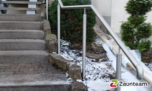 Edelstahl Handlauf geneigt einbetoniert wurde in Engelsbrand von Zaunteam Pforzheim, Neuhausen im Jahr 2025 erstellt.